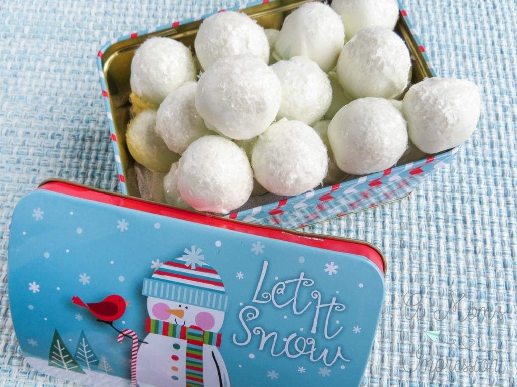 Snowballs - Delicious Cake Ball Recipe Perfect for the Holidays