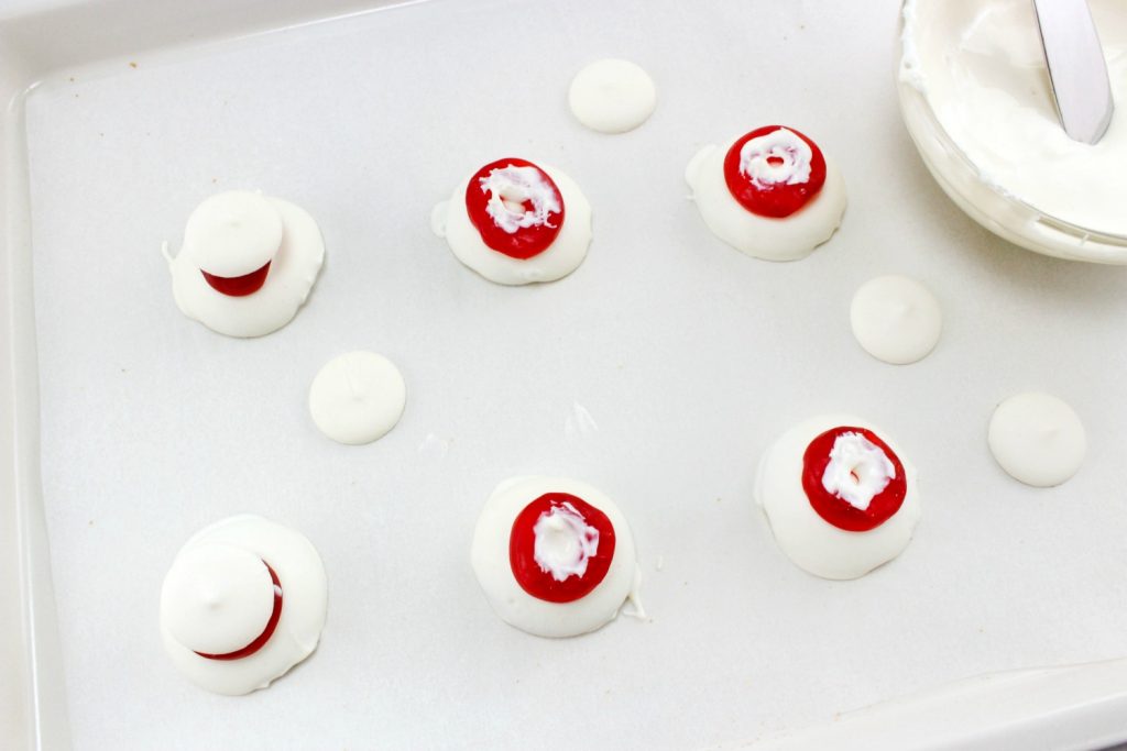 These Cat in the Hat Dr. Seuss treats are perfect for a Dr. Seuss Birthday party or baby shower. 