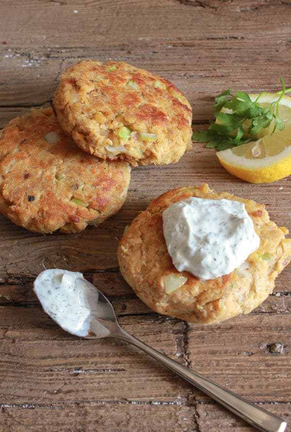 https://amomsimpression.com/wp-content/uploads/2018/01/salmon-burger-with-a-greek-yogurt-dill-sauce-blog-1-of-1-1.jpg