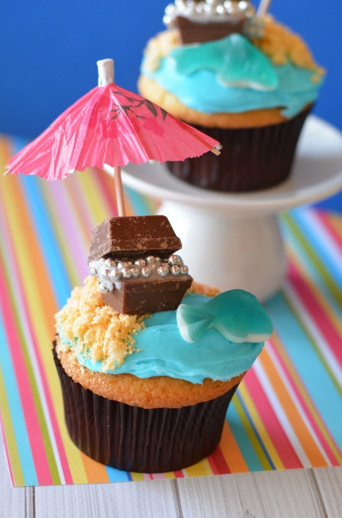 Treasure-Chest-Cupcakes-perfect-for-pirate-parties-beach-parties-and-summer-parties