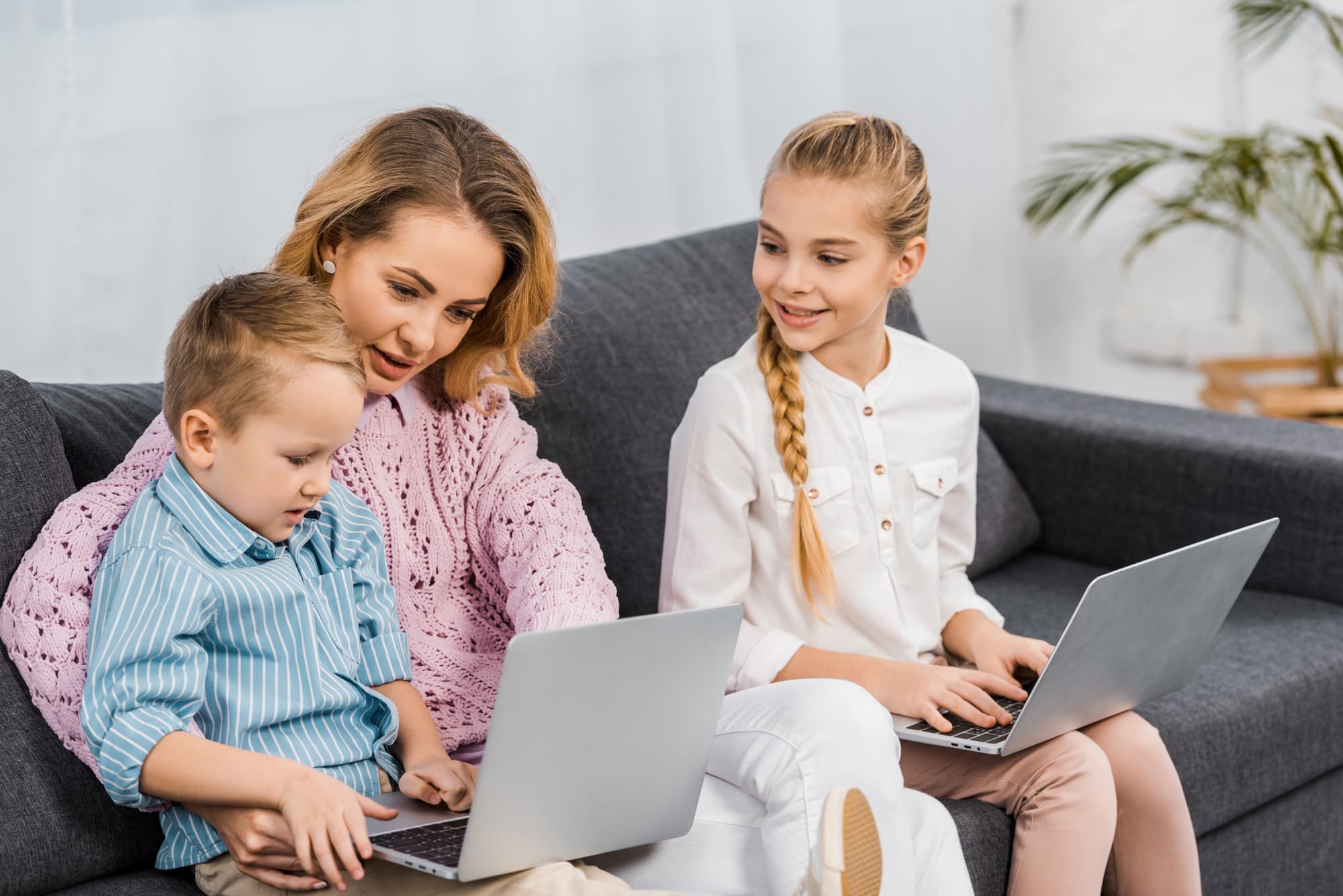 MOm with kids and computer