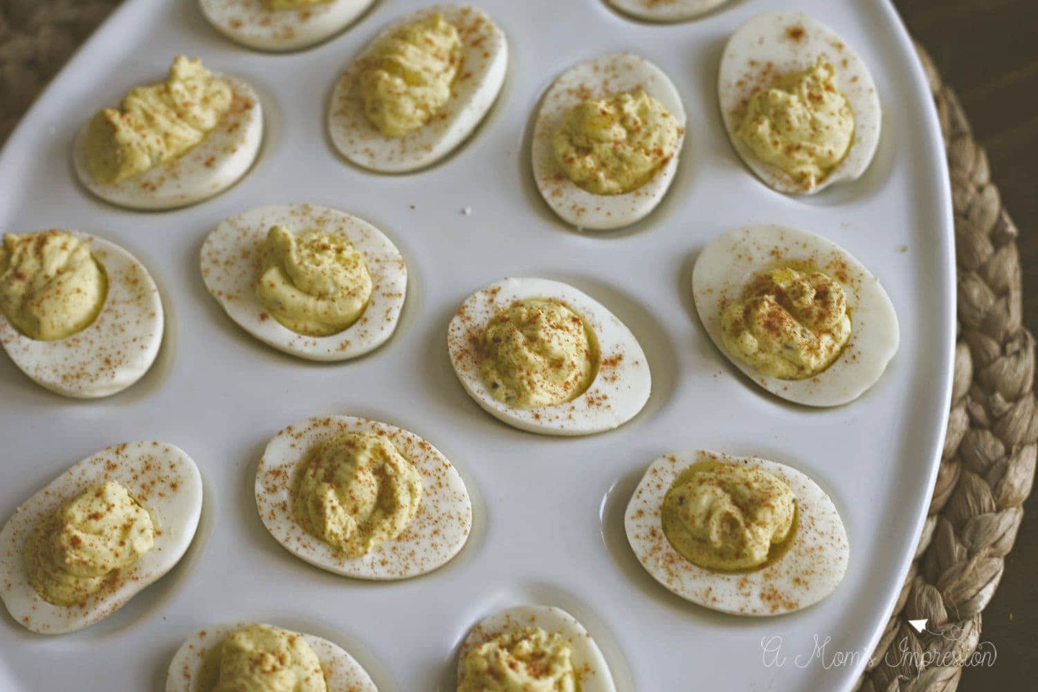 https://amomsimpression.com/wp-content/uploads/2019/11/Deviled-eggs-recipe-with-relish.jpg